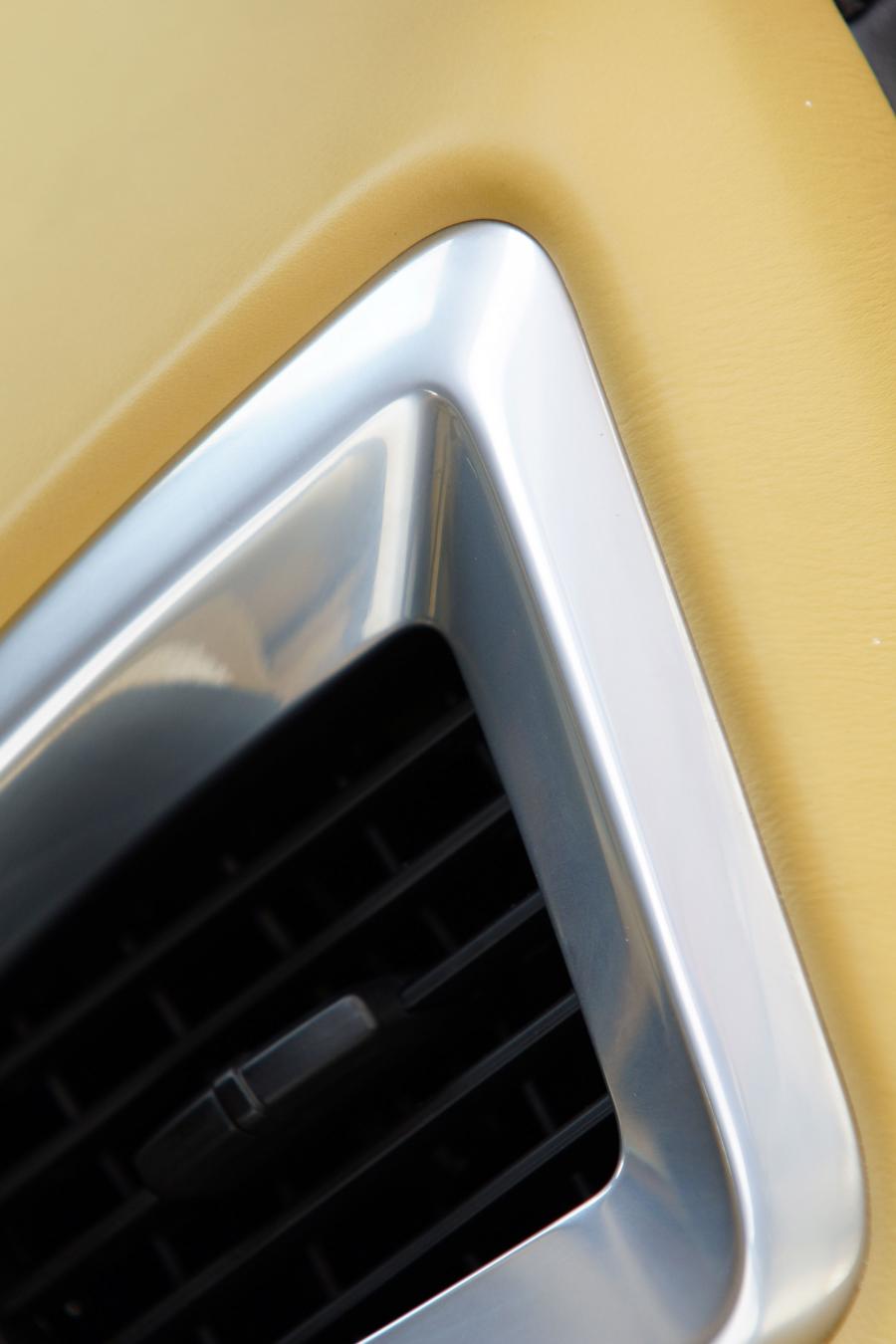 Детали интерьера Aston Martin Vanquish 2012 года  (UK) (фото 12 из 170)